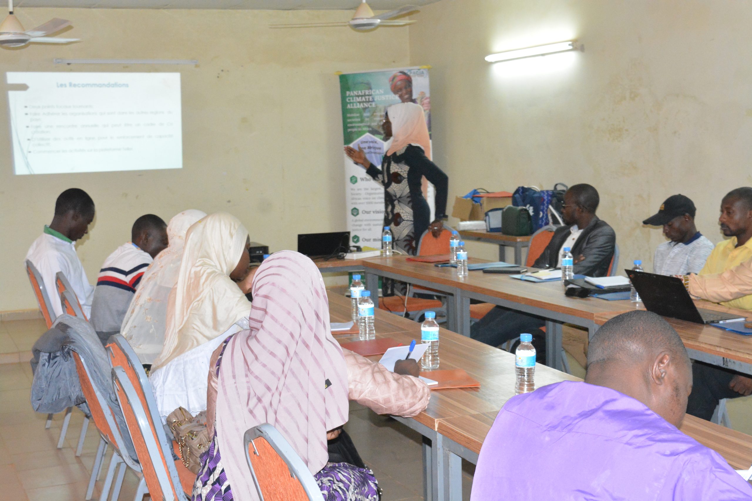 alt="Atelier communautaire sur la justice climatique en Afrique, organisé dans une zone rurale"