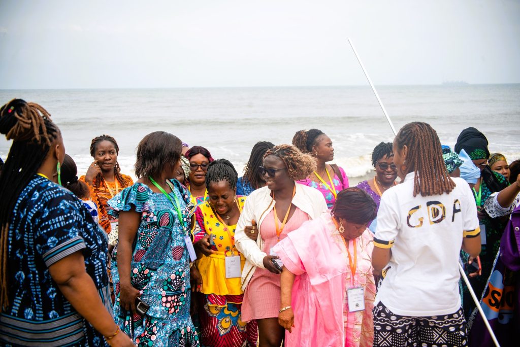 Des militantes venues de six pays africains – Niger, Burkina Faso, Côte d’Ivoire, Congo Brazzaville, Sénégal et Cameroun – se sont réunies pour renforcer leurs capacités collectives, partager leurs expériences de résistance et tisser des alliances contre l’extractivisme destructeur.