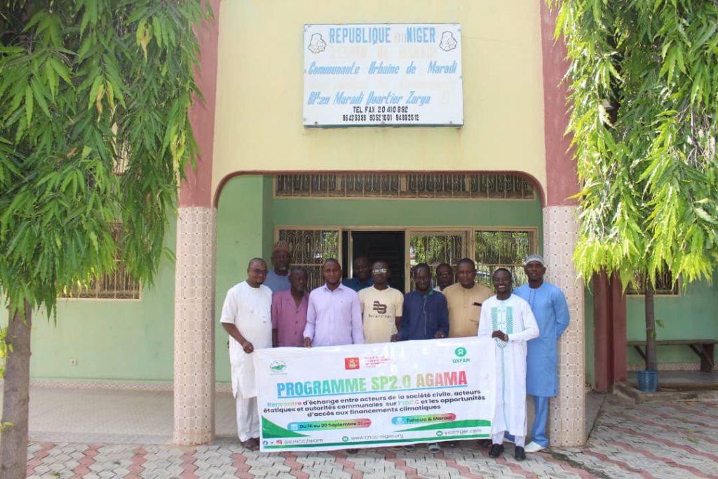 Suggestion de contenu : photo d'une rencontre communautaire (mairie, salle de réunion avec jeunes, autorités locales) ou une carte des 10 communes concernées.